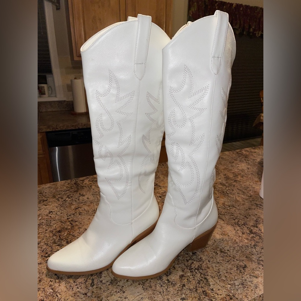 White Cowboy/Cowgirl Boots✨👢
